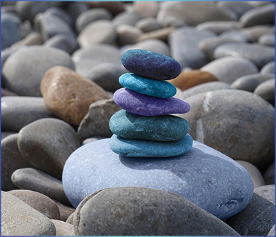 egyensúlyban lévő kövek